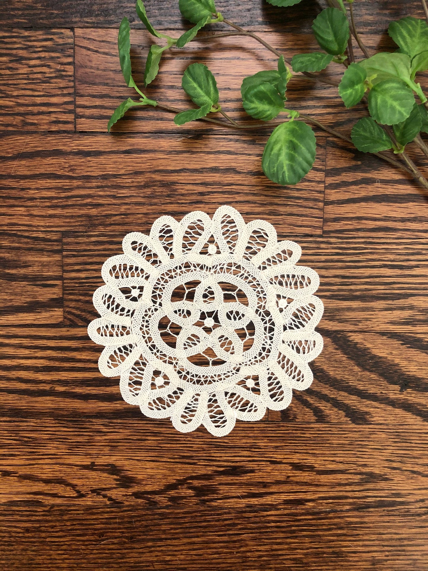 Annie's Treasures Doilies Round Shape: White, 6"