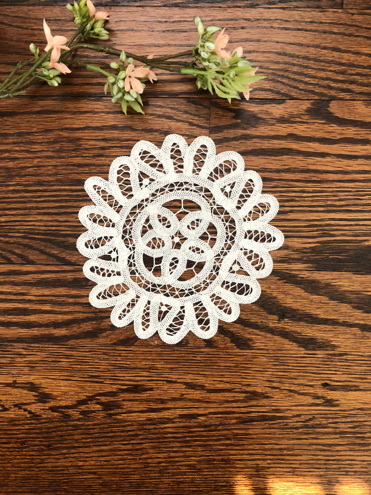 Annie's Treasures Doilies Round Shape: White, 6"