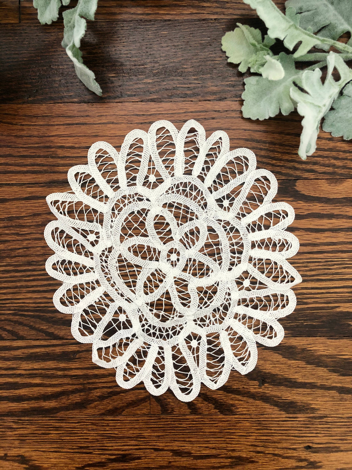 Annie's Treasures Doilies Round Shape: White, 6"
