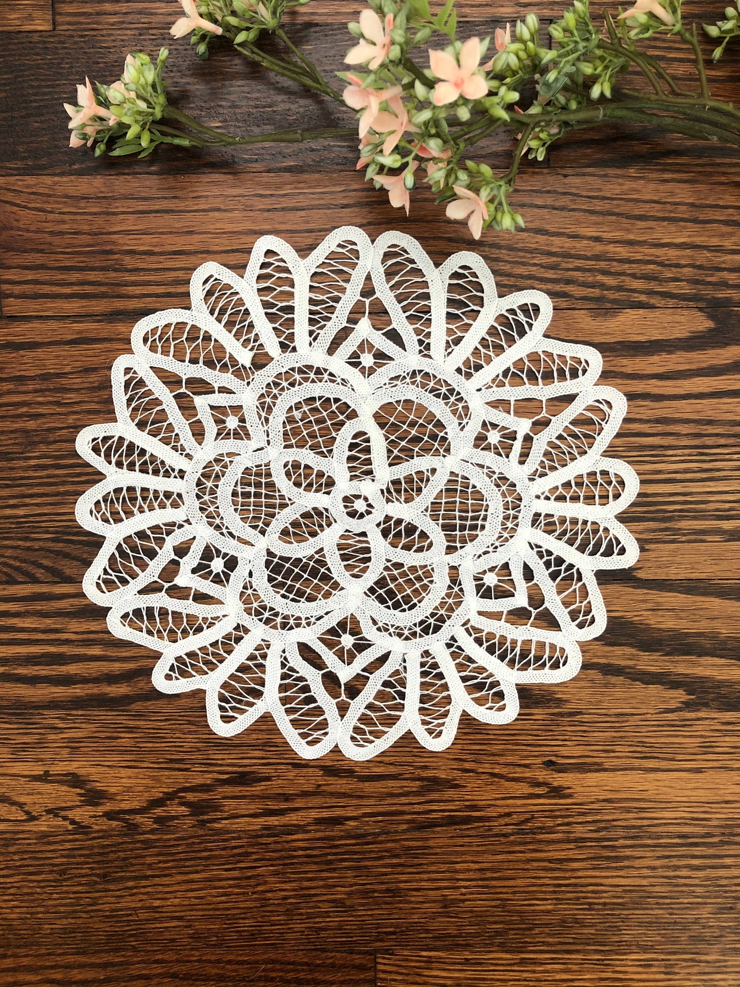 Annie's Treasures Doilies Round Shape: White, 6"
