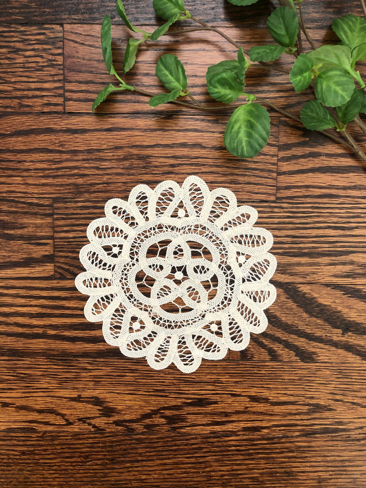 Annie's Treasures Doilies Round Shape: White, 6"